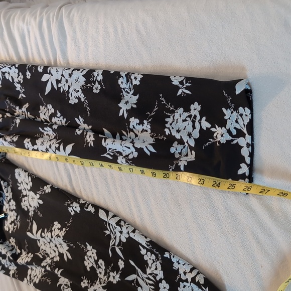 Women's Size Large SoHo Apparel Ltd Crop Black Stretch Pants With Floral Design - Picture 8 of 11